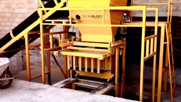 Persona haciendo bloques de construcción